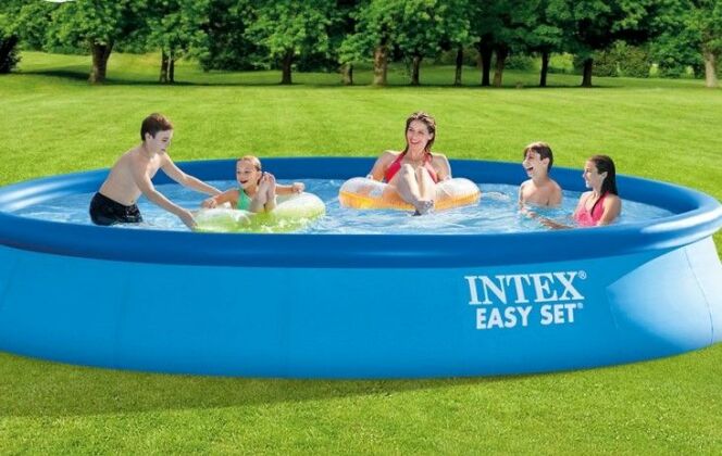 Cette piscine gonflable Easy Set sera parfaite pour les familles nombreuses. © INTEX