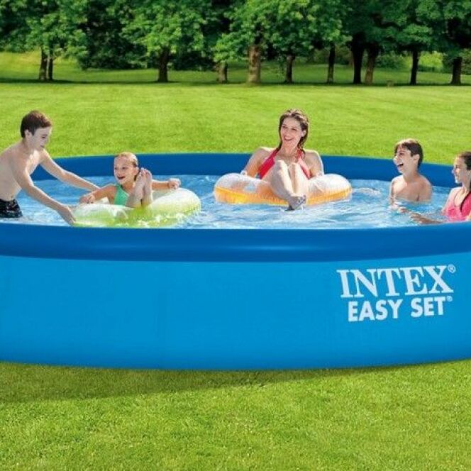 Cette piscine gonflable Easy Set sera parfaite pour les familles nombreuses. © INTEX