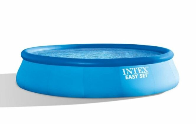 La piscine Easy Set peut être livrée avec son kit de filtration inclus. © INTEX