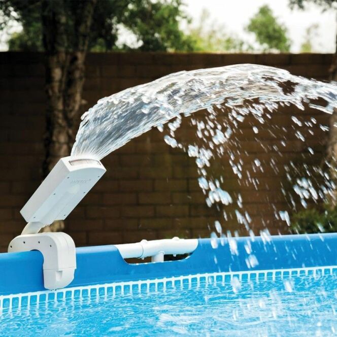 Transformez votre piscine en une belle oasis avec cette fontaine Intex multicolore avec éclairage LED © INTEX