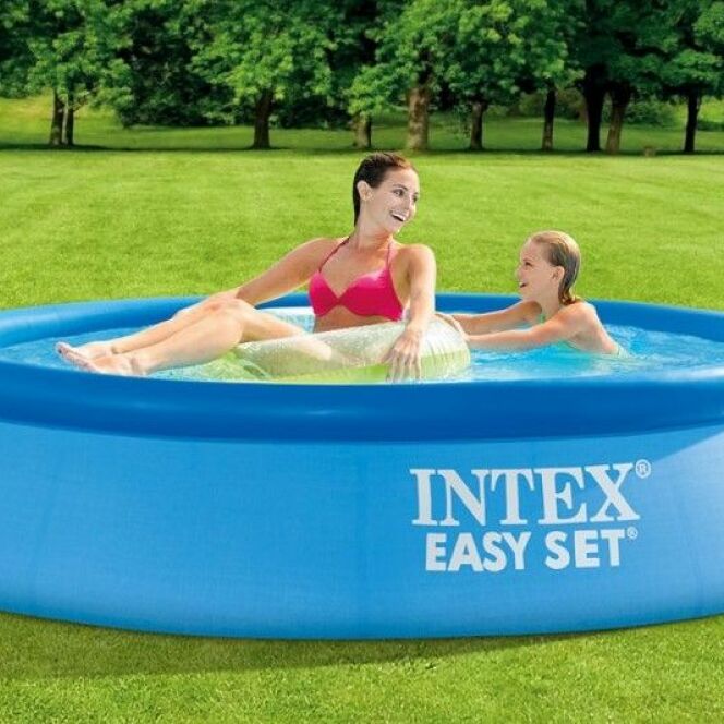 La piscine Easy Set s'adapte à toutes vos envies et s'intègre parfaitement dans le jardin. © INTEX