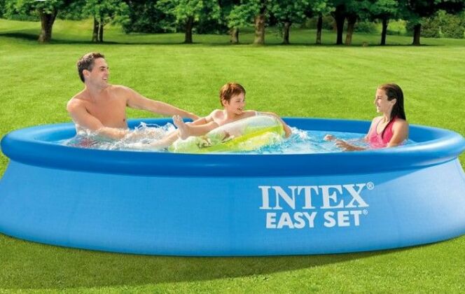La piscine gonflable Easy Set sera parfaite pour les chaudes journées d'été ! © INTEX