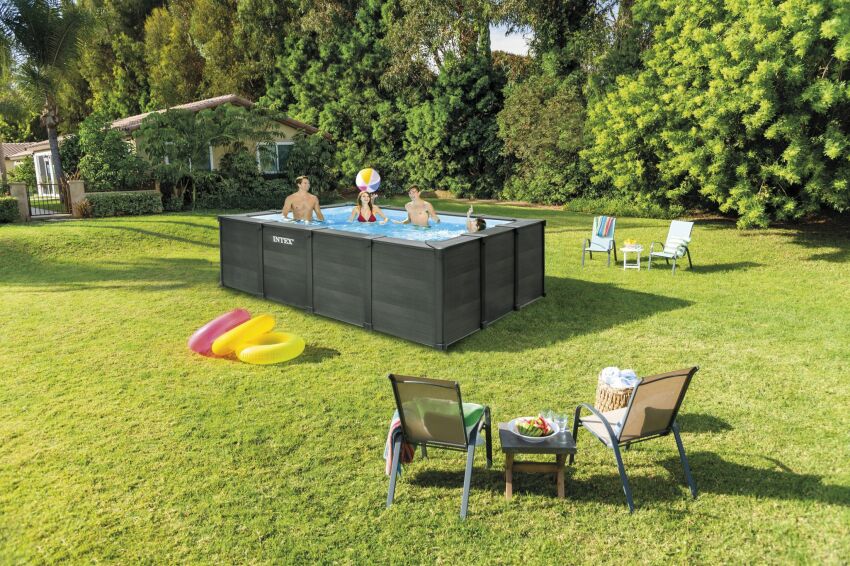 Intex présente sa nouvelle piscine hors-sol Graphite rectangulaire, esthétique et discrète qui offre une large surface de nage pour toute la famille&nbsp;&nbsp;