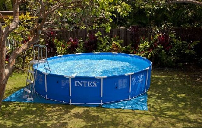 Intex propose un nouvel appareil pour nettoyer les piscines hors-sol. © Intex