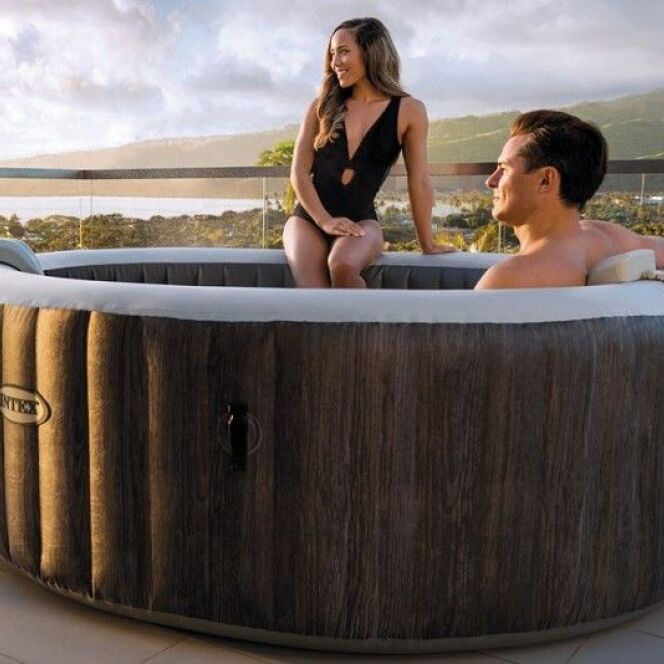 Le spa gonflable Baltik apporte une touche moderne et luxueuse au jardin. © INTEX