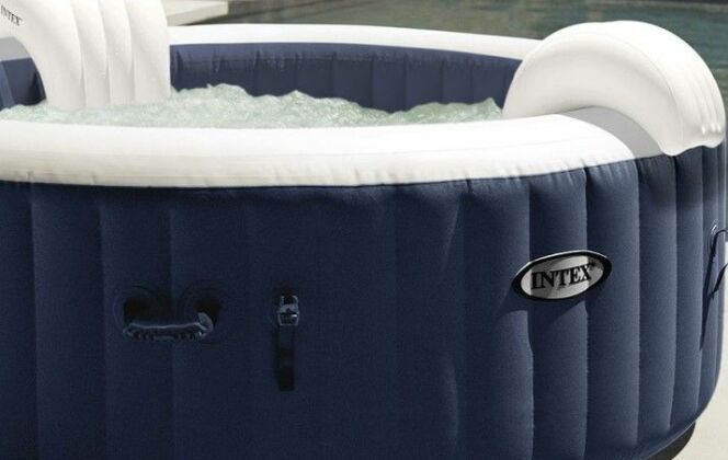 Le spa gonflable Blue Navy peut accueillir jusqu'à 4 personnes. © INTEX