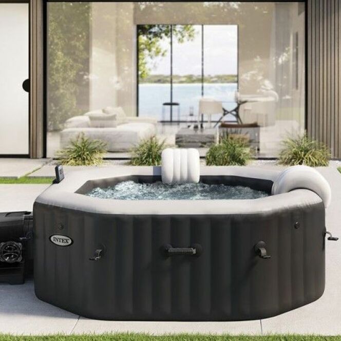 Le spa INTEX PureSpa Carbone est la version haut de gamme des spas gonflables. © INTEX