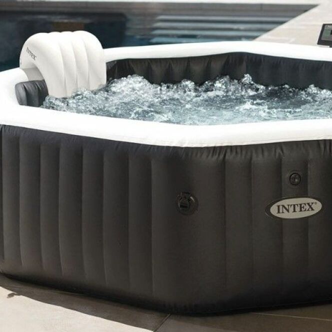 Le spa gonflable INTEX PureSpa Carbone 6 Places est confortable avec son coussin. © INTEX