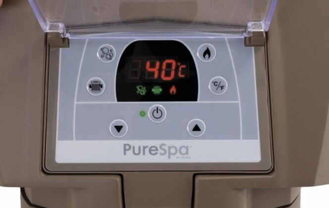 Le panneau de contrôle digital permet une utilisation simple et pratique du spa. © INTEX