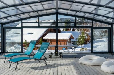 Isolation maximum pour votre piscine : l’abri de piscine en verre