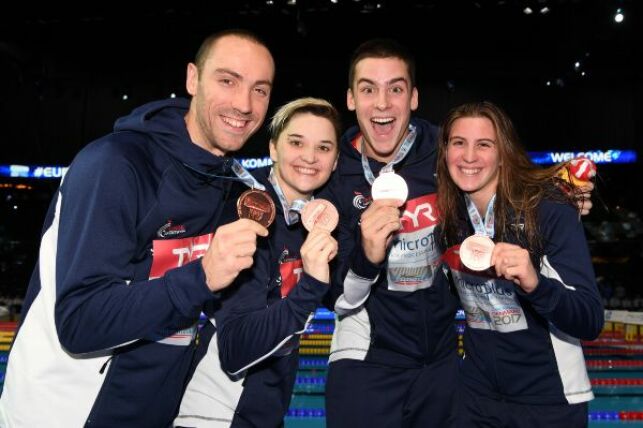 Jérémy Stravius, Mélanie Henique, Théo Bussière et Charlotte Bonnet médaille de bronze du relais 4x50 m 4 nages mixte 