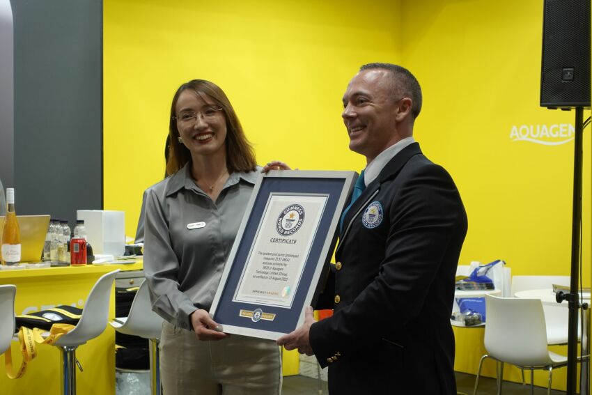 Jessie Chan et Carl Saville lors de la remise du Record du Monde&nbsp;&nbsp;