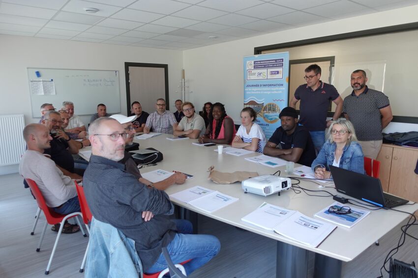 Journée de formation « Hygiène et qualité des eaux des piscines accessibles au public » organisée à la Piscine municipale de Cernay. Autour de la table : les participants. Debouts, de g. à dr., Cyrille Didier et Brahim Rouaiguia, les formateurs.
&nbsp;&nbsp;