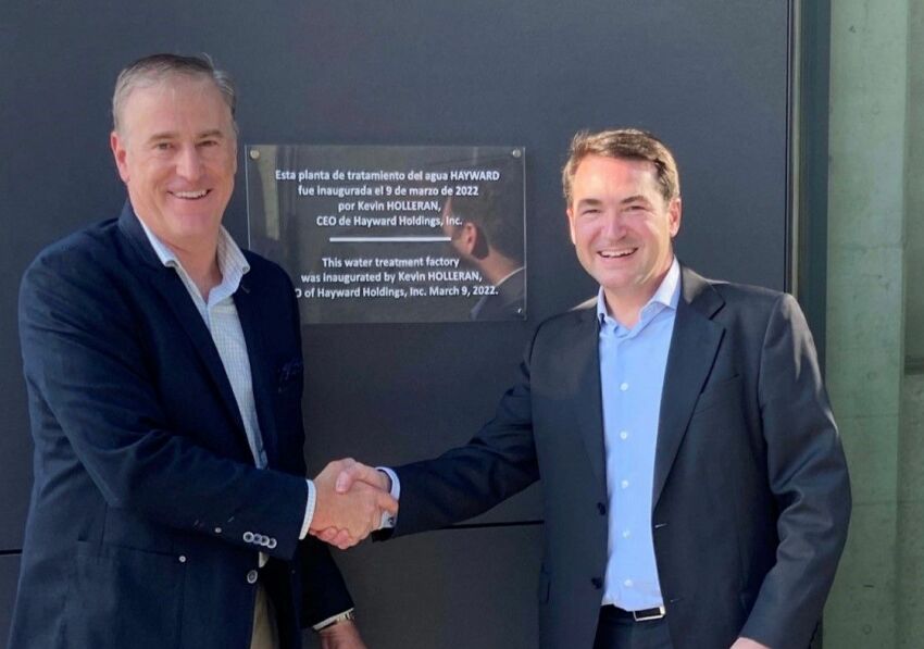 Kevin Holleran, CEO d’Hayward, à gauche, et Fernando Blasco, Vice-président et Directeur général Europe et Reste du monde, à l’occasion de l’inauguration des nouvelles installations de l’entreprise à Barcelone, en Espagne&nbsp;&nbsp;