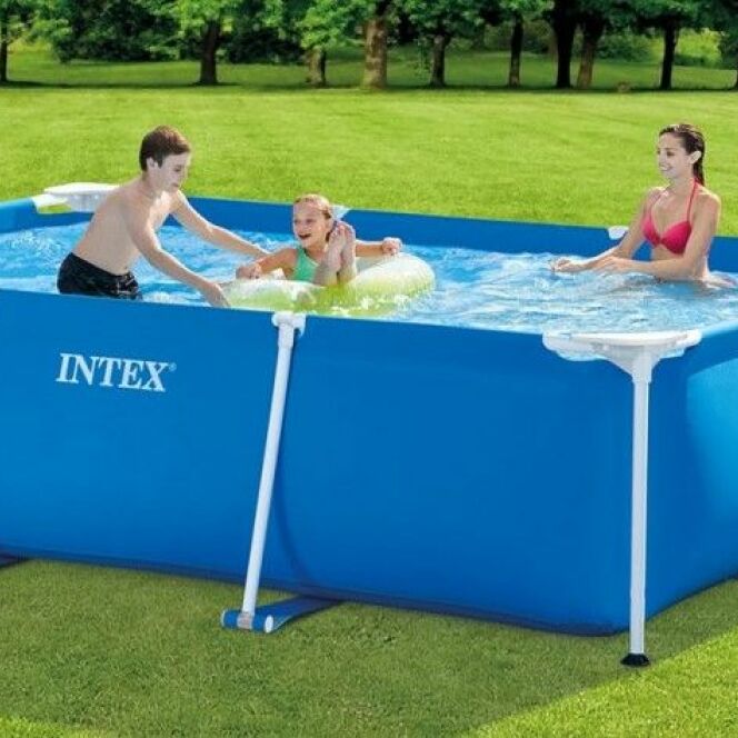 La piscine hors sol tubulaire Metal Frame Junior offrira des moments de détente et de jeux rafraichissant ! © INTEX