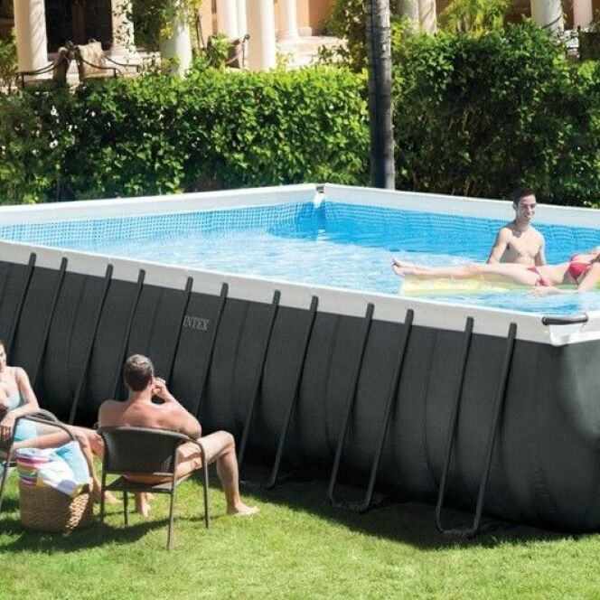 La piscine Ultra XTR vous offre une surface de nage parfaite pour toute la famille. © INTEX