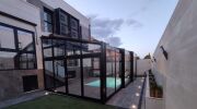 L&rsquo;abri de piscine adoss&eacute;, une v&eacute;ritable extension de la maison