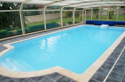 L’abri de piscine haut fixe : une pièce à vivre pour votre piscine