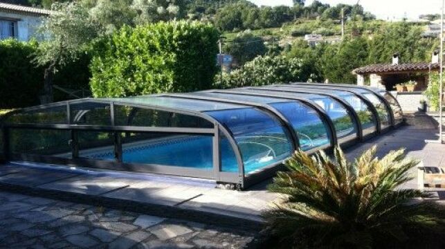 L'abri de piscine mi-haut offre un espace baignade protégé sans permis de construire.