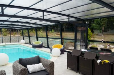 L’abri résidentiel haut R-Design : un espace de vie autour de votre piscine&nbsp;!