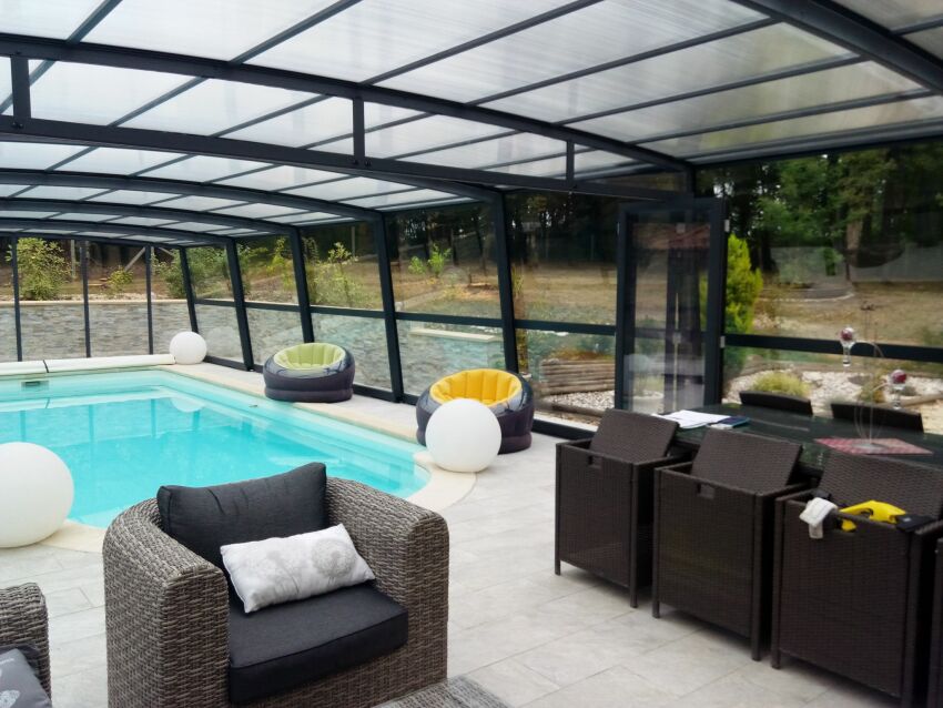 L’abri résidentiel haut R-Design : un espace de vie autour de votre piscine !&nbsp;&nbsp;
