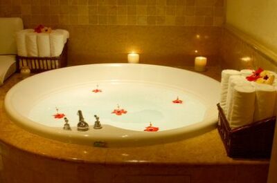 L’aromathérapie dans votre baignoire balnéo : multiplier les bienfaits de votre bain à bulles