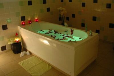 L'entretien d'une baignoire balnéo : fréquence de nettoyage et produits d'entretien
