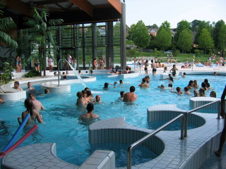 L'espace extérieur de la piscine Aqua'reL à Lons le Saunier L'espace extérieur de la piscine Aqua'reL à Lons le Saunier