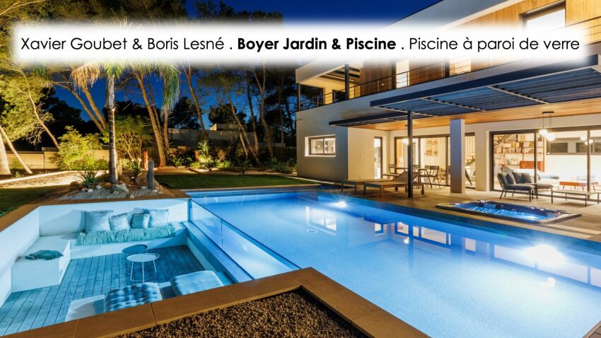 Piscine à paroi de verre. Réalisation : Boyer Jardin & Paysage. 