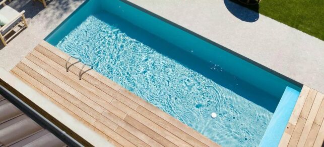 L’esthétique minimaliste de la piscine Nina séduira les adeptes de design pour un jardin tendance et intemporel.