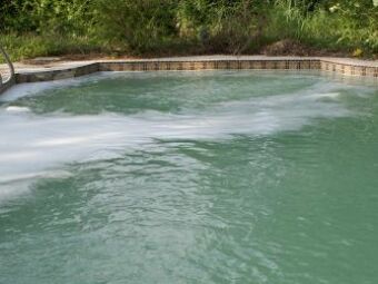 L’hypochlorite de calcium pour une piscine
