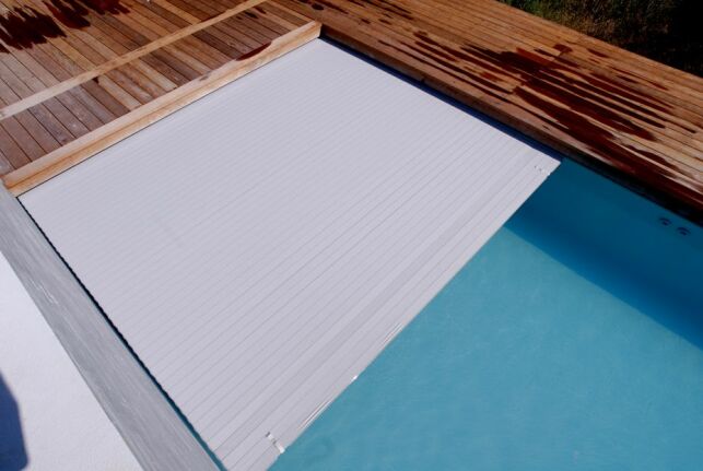 L’installation d’un volet de piscine est assez simple à réaliser et permet de profiter d'une protection de qualité.