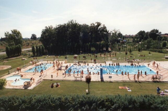 L'ensemble des bassins de la piscine à Nègrepelisse