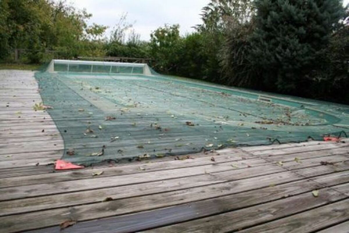 La bâche filet de piscine : une protection anti-feuilles et salissures