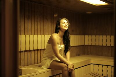 La chromothérapie dans un sauna
