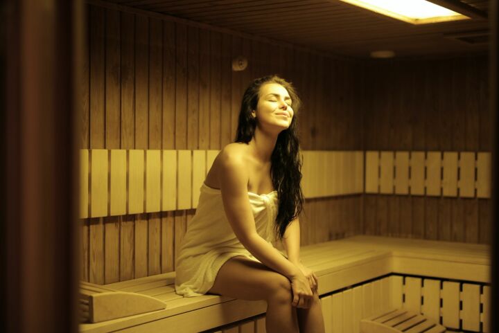 La chromothérapie dans un sauna La chromothérapie dans un sauna