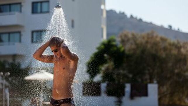 La douche de piscine solaire permet de se rincer avec de l'eau chaude.