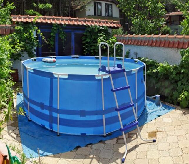 La mini piscine hors-sol est une solution idéale pour offrir une aire de baignade à vos enfants.