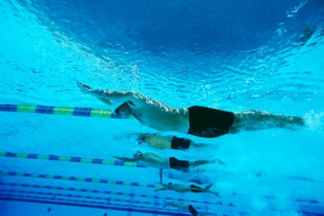 La natation est un sport idéal pour travailler ses abdos.