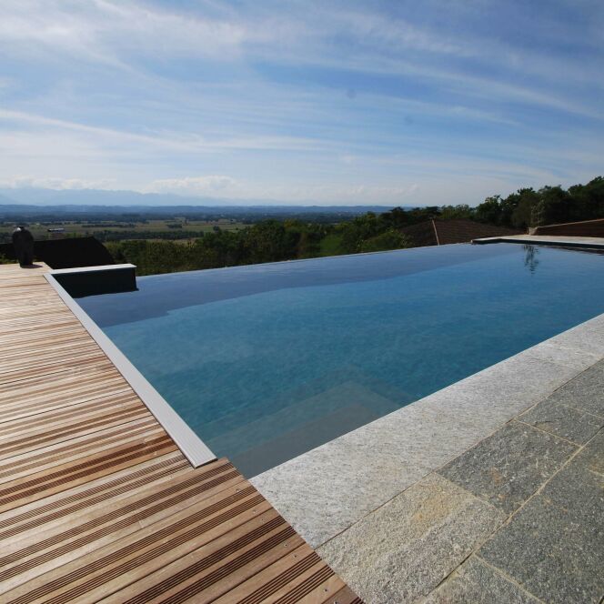 La piscine à débordement avec vue, pour un design épuré © L'Esprit Piscine