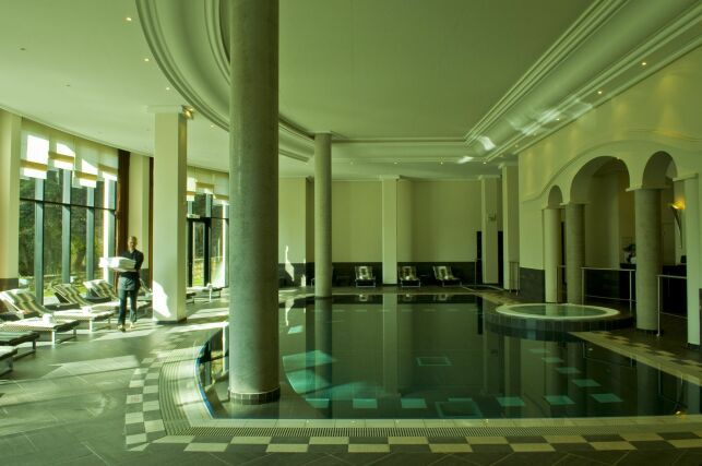 La piscine au spa du Pavillon de la Rotonde de Charbonnières-les-Bains est équipée d'une système de nage à contre-courant.