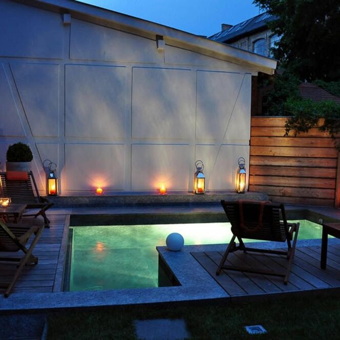 La piscine citadine forme angulaire par l'Esprit Piscine de nuit © L'Esprit piscine