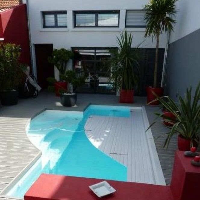 La piscine citadine forme libre par l'Esprit Piscine © L'Esprit piscine