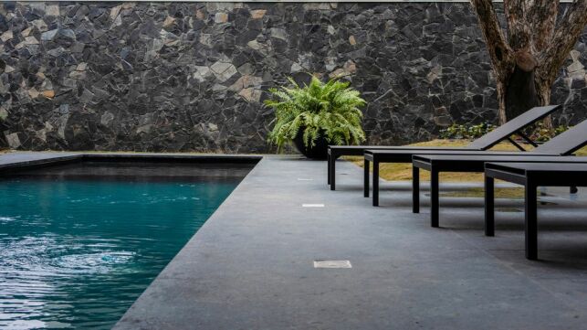 La piscine coque en céramique : luxe et haute qualité