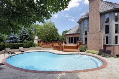 La piscine coque en forme de haricot