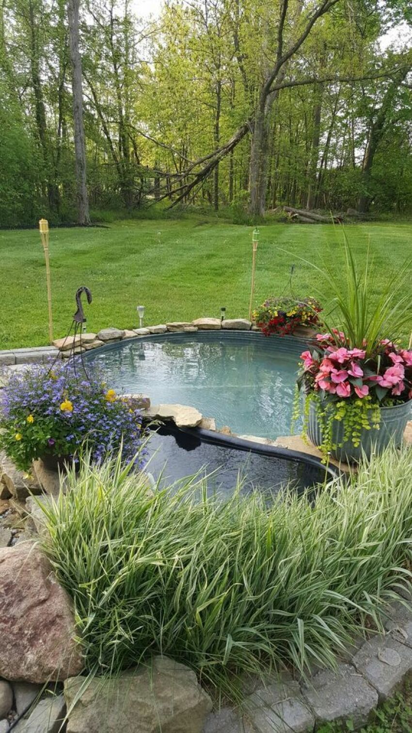 La piscine dans une cuve en métal enterrée : originale et peu onéreuse.&nbsp;&nbsp;