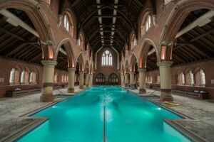 Repton Park : une église transformée en piscine à Londres