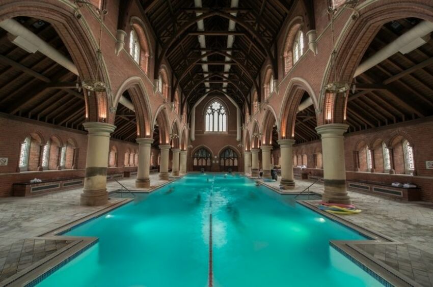 La piscine de 25m de l'église de Repton Park : faire ses longueurs en admirant l'architecture&nbsp;&nbsp;