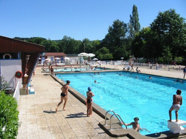 La piscine de Chauffailles et son solarium La piscine de Chauffailles et son solarium