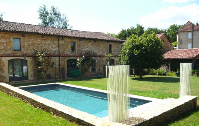 La piscine design ajoute du cachet à une maison de pierres anciennes © L'Esprit Piscine